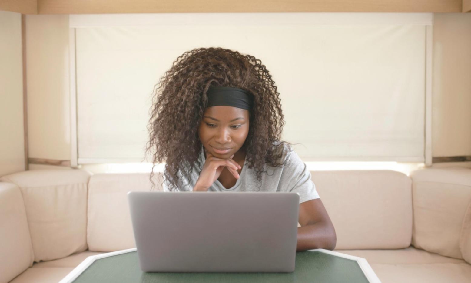 Students collaborating on budget risk management strategies during practical session