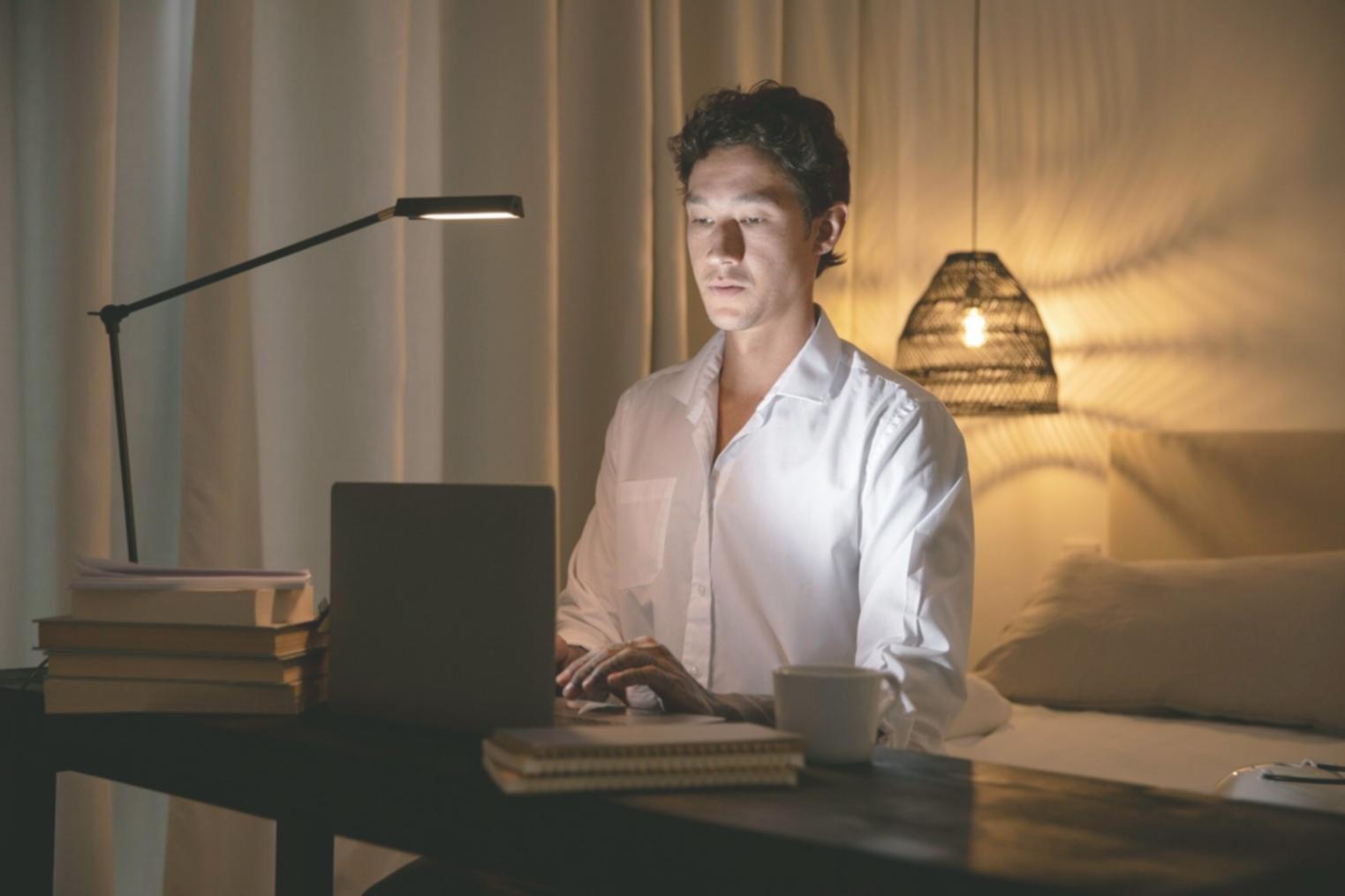 Student analyzing budget risk data during practical workshop session